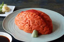 Video: Sushi cá hồi bộ não khiến tín đồ ẩm thực cũng phải rợn người