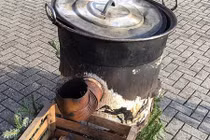 Kinh hãi thiếu nữ bị ‘phù thủy’ ném vào vạc nước sôi