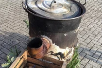 Kinh hãi thiếu nữ bị ‘phù thủy’ ném vào vạc nước sôi