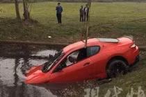 Cô gái lao siêu xe 7 tỷ đồng xuống ao vì mải đọc tin nhắn