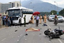 Lấn làn, xe máy chở đôi nam nữ đối đầu ôtô khách