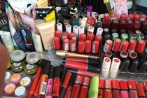 Buôn bán mỹ phẩm giả đối mặt với mức phạt ra sao?