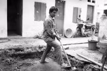 Cả làng làm nghề "chuyển nhà" cho người đã khuất để "trả nợ đời"