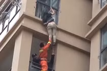Video: Giải cứu cô gái trèo ra cửa sổ tầng 6 trốn bạn trai vũ phu