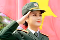 Điều ít biết về đại úy đóng mẹ Khả Ngân trong "11 tháng 5 ngày"