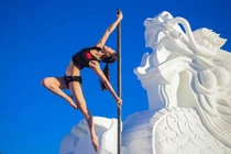 Video: Thiếu nữ xinh đẹp đua nhau múa cột giữa trời -30 độ