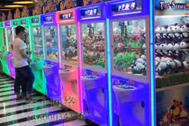 Video: Cao thủ gắp thú là đây, gắp hết thế giới thú bông vào túi