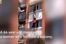 Video: Cụ ông U70 giữ tay người phụ nữ rơi từ ban công suốt 20 phút