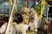 Pháp sư Malaysia nhảy vào nồi nước sôi “làm phép” và cái kết