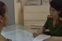 Người bán hàng rong gây thương tích cho cán bộ dẹp trật tự