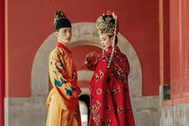 Cha mẹ bận yêu không dạy con, hoàng đế ăn chơi trác táng rồi chết