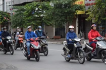 Video: Người Hà Nội đón đợt lạnh đầu tiên, co ro mà thích thú