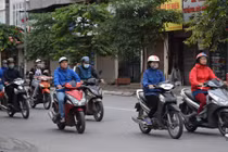 Video: Người Hà Nội đón đợt lạnh đầu tiên, co ro mà thích thú