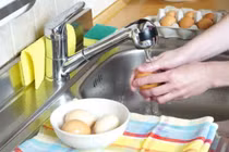 Hai mẹ con bị ung thư tuyến giáp do thói quen bảo quản trứng sai cách