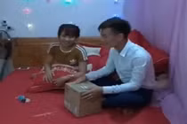Video: Chú rể Yên Bái "cạn lời" với quà cưới của hội bạn thân