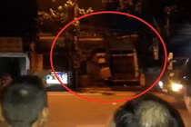 Video: Khoảnh khắc 2 căn nhà ở Hòa Bình đổ ập xuống sông