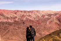 Chinh phục núi "cầu vồng" ở Argentina