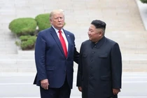 Video: Khoảnh khắc khác thường khi vệ sĩ Trump - Kim đứng cạnh nhau ở DMZ