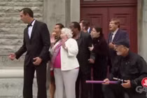 Video: Bắn pháo giấy trong đám cưới khiến cô dâu "gặp nạn"