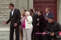 Video: Bắn pháo giấy trong đám cưới khiến cô dâu "gặp nạn"