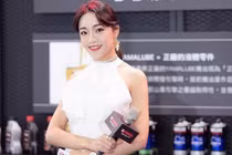 Nàng mẫu nội y trở thành người dẫn chương trình