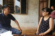 Hiệu trưởng viết giấy mượn tiền, giáo viên nói là tiền chạy việc