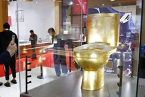 Video: Bồn cầu mạ vàng đính hơn 40.000 viên kim cương lập kỷ lục Guinness
