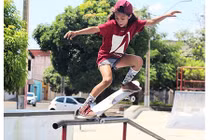 Cô bé 9 tuổi nổi tiếng với kỹ năng trượt ván điêu luyện