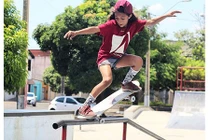 Cô bé 9 tuổi nổi tiếng với kỹ năng trượt ván điêu luyện