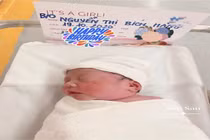 Vóc dáng thon gọn của hotmom Hằng Túi sau hai tuần sinh em bé