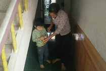 Gia cảnh khó khăn của bé trai 4 tuổi bị cô giáo buộc dây vào người