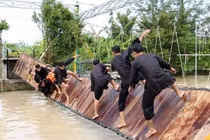 Video: Rung lắc cầu giữ thăng bằng, trò chơi hài hước hút khách du lịch