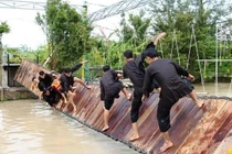 Video: Rung lắc cầu giữ thăng bằng, trò chơi hài hước hút khách du lịch