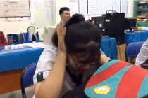 Nữ sinh thất tình được hội bạn thân an ủi theo cách quá "lầy lội"