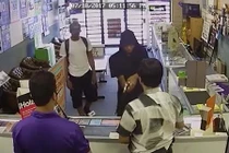 Cha con chủ cửa hàng điện thoại đối đầu 2 tên cướp dùng súng