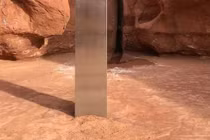 Tìm hiểu về khối kim loại sa mạc được phơi bày nhờ người dùng Internet