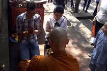 Nhà sư chùa Hương Tích đọc chú, vẩy nước thánh bị "tuýt còi"!