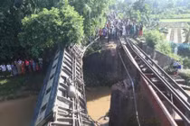 Video: Lật tàu hỏa ở Bangladesh, hơn trăm người thương vong