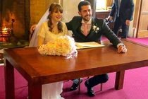 Dành cả đêm tân hôn trong bệnh viện, cặp đôi quyết cưới lại