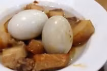 Món thịt kho hột vịt nguyên vỏ khiến cư dân mạng “cười nghiêng ngả“