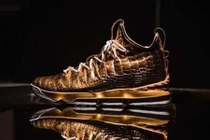 Giày thể thao tiền tỷ gây sốt nhờ "combo" da cá sấu và dát vàng