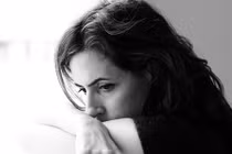 Hoang mang vì bắt quả tang chồng sắp cưới xem phim sex trong chăn