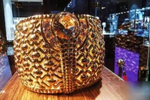 Trung tâm mua sắm ở UAE trưng bày chiếc nhẫn vàng lớn nhất thế giới