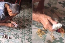 Cụ bà lần mở từng đồng tiền lẻ được gói kĩ và buộc dây chun