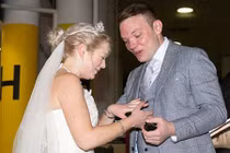 Cặp đôi cưới nhanh như chớp chỉ sau 2 lần nhắn tin