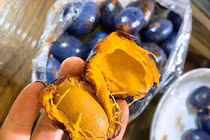 Thứ quả đen sì rụng đầy đồi bỗng dưng thành đặc sản gây nghiện