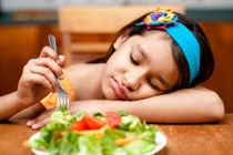 Con suýt chết vì chiêu "bỏ đói vài bữa khắc tự đòi ăn"