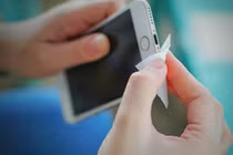 Dùng cồn vệ sinh iPhone có làm hỏng điện thoại hay không?