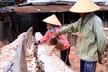 Làng gốm ở Bình Dương tất bật sản xuất chó vàng bán Tết