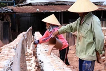 Làng gốm ở Bình Dương tất bật sản xuất chó vàng bán Tết